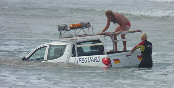 عبث خفر السواحل أدى الى غرق سيارتهم في عرض البحر!!  صورة رقم 2