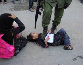 جندي اسرائيلي يدوس على طفلة فلسطينية ويثير استياء عارما صورة رقم 1 جندي اسرائيلي يدوس على طفلة فلسطينية ويثير استياء عارما صورة رقم 1