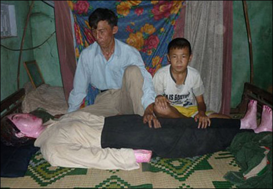 فيتنامي رفض دفن زوجته وبقي ينام بجوار رفاتها طوال 7 سنوات!! صورة رقم 1