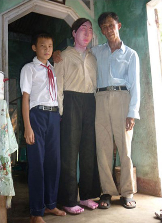 فيتنامي رفض دفن زوجته وبقي ينام بجوار رفاتها طوال 7 سنوات!! صورة رقم 2