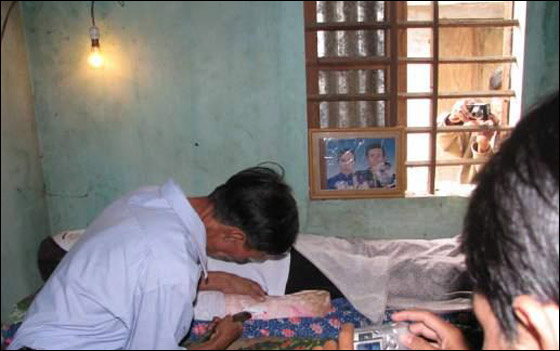 فيتنامي رفض دفن زوجته وبقي ينام بجوار رفاتها طوال 7 سنوات!! صورة رقم 5