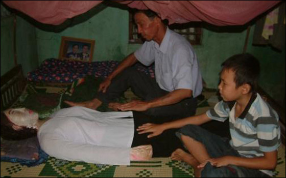 فيتنامي رفض دفن زوجته وبقي ينام بجوار رفاتها طوال 7 سنوات!! صورة رقم 3