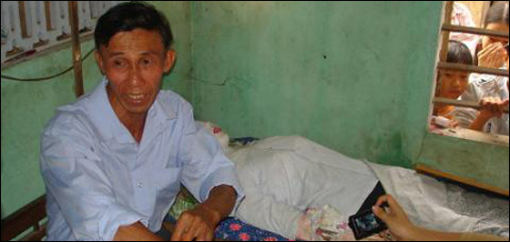 فيتنامي رفض دفن زوجته وبقي ينام بجوار رفاتها طوال 7 سنوات!! صورة رقم 4