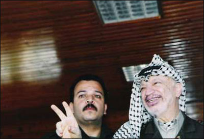 مرافق عرفات ينشر صوراً تروي أيام الفرح والترح في حياة الشهيد صورة رقم 14 مرافق عرفات ينشر صوراً تروي أيام الفرح والترح في حياة الشهيد صورة رقم 14