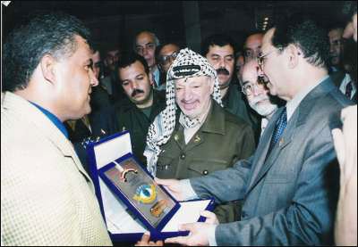 مرافق عرفات ينشر صوراً تروي أيام الفرح والترح في حياة الشهيد صورة رقم 27 مرافق عرفات ينشر صوراً تروي أيام الفرح والترح في حياة الشهيد صورة رقم 27