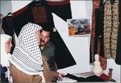 مرافق عرفات ينشر صوراً تروي أيام الفرح والترح في حياة الشهيد صورة رقم 58 مرافق عرفات ينشر صوراً تروي أيام الفرح والترح في حياة الشهيد صورة رقم 58