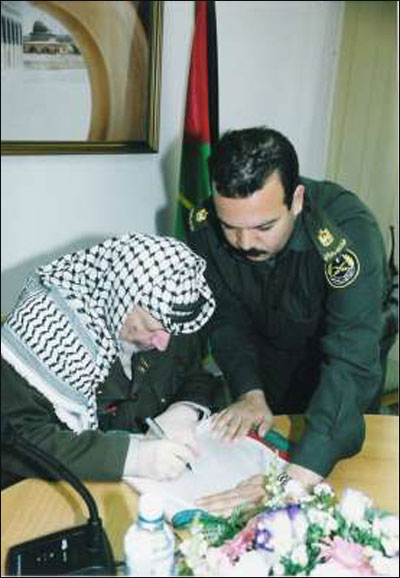 مرافق عرفات ينشر صوراً تروي أيام الفرح والترح في حياة الشهيد صورة رقم 63 مرافق عرفات ينشر صوراً تروي أيام الفرح والترح في حياة الشهيد صورة رقم 63