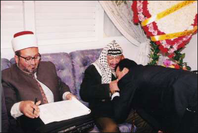 مرافق عرفات ينشر صوراً تروي أيام الفرح والترح في حياة الشهيد صورة رقم 77 مرافق عرفات ينشر صوراً تروي أيام الفرح والترح في حياة الشهيد صورة رقم 77