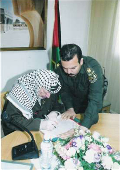 مرافق عرفات ينشر صوراً تروي أيام الفرح والترح في حياة الشهيد صورة رقم 82 مرافق عرفات ينشر صوراً تروي أيام الفرح والترح في حياة الشهيد صورة رقم 82