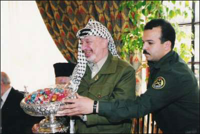 مرافق عرفات ينشر صوراً تروي أيام الفرح والترح في حياة الشهيد صورة رقم 84 مرافق عرفات ينشر صوراً تروي أيام الفرح والترح في حياة الشهيد صورة رقم 84