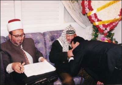 مرافق عرفات ينشر صوراً تروي أيام الفرح والترح في حياة الشهيد صورة رقم 95 مرافق عرفات ينشر صوراً تروي أيام الفرح والترح في حياة الشهيد صورة رقم 95