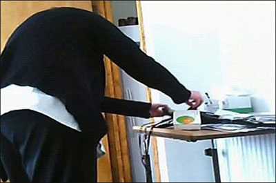 مقعدة تلتقط صورا لمقدمي العناية لها وهم يسرقون نقودها صورة رقم 2 مقعدة تلتقط صورا لمقدمي العناية لها وهم يسرقون نقودها صورة رقم 2