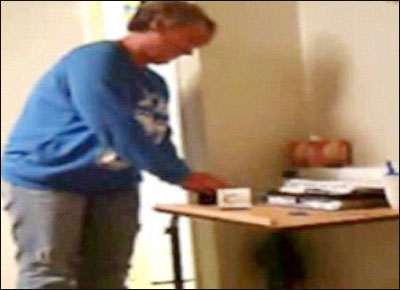 مقعدة تلتقط صورا لمقدمي العناية لها وهم يسرقون نقودها صورة رقم 3 مقعدة تلتقط صورا لمقدمي العناية لها وهم يسرقون نقودها صورة رقم 3