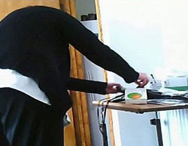 مقعدة تلتقط صورا لمقدمي العناية لها وهم يسرقون نقودها صورة رقم 1 مقعدة تلتقط صورا لمقدمي العناية لها وهم يسرقون نقودها صورة رقم 1