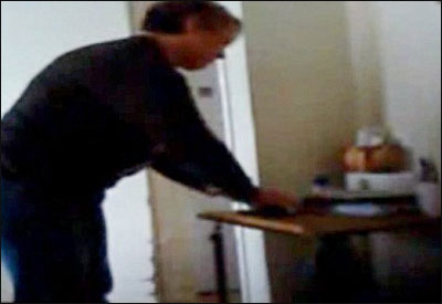 مقعدة تلتقط صورا لمقدمي العناية لها وهم يسرقون نقودها صورة رقم 4 مقعدة تلتقط صورا لمقدمي العناية لها وهم يسرقون نقودها صورة رقم 4