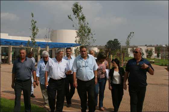 وفد  في ضيافة قرية 