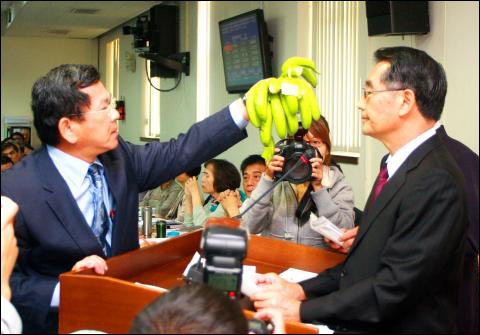 رشق وزير الزراعة التايواني بالموز في البرلمان!! صورة رقم 1