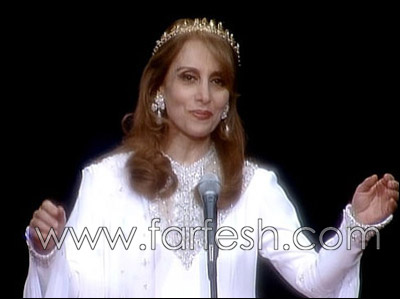 بالصور.. فنانات عربيات تتحلين بالجرأة وتزينّ شعرهن بالتاج صورة رقم 8 بالصور.. فنانات عربيات تتحلين بالجرأة وتزينّ شعرهن بالتاج صورة رقم 8