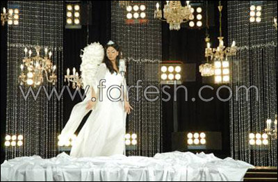 بالصور.. فنانات عربيات تتحلين بالجرأة وتزينّ شعرهن بالتاج صورة رقم 10 بالصور.. فنانات عربيات تتحلين بالجرأة وتزينّ شعرهن بالتاج صورة رقم 10