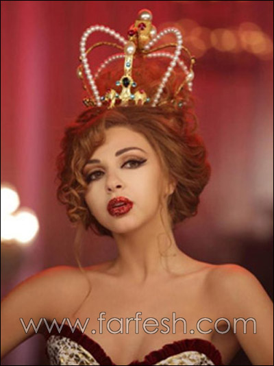 بالصور.. فنانات عربيات تتحلين بالجرأة وتزينّ شعرهن بالتاج صورة رقم 18 بالصور.. فنانات عربيات تتحلين بالجرأة وتزينّ شعرهن بالتاج صورة رقم 18