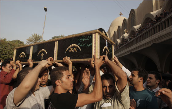 بالصور.. تشييع جثامين  ضحايا أحداث ماسبيرو في القاهرة  صورة رقم 3