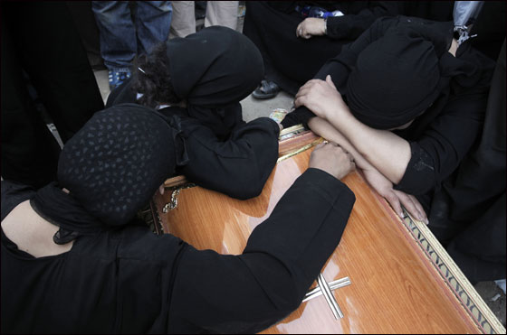 بالصور.. تشييع جثامين  ضحايا أحداث ماسبيرو في القاهرة  صورة رقم 14