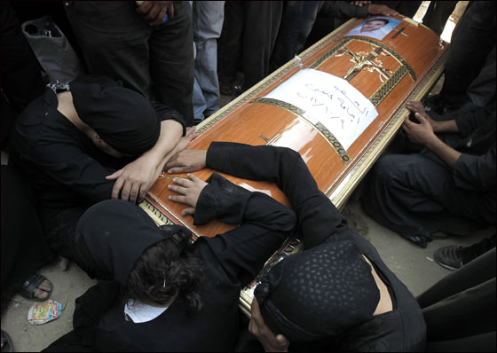 بالصور.. تشييع جثامين  ضحايا أحداث ماسبيرو في القاهرة  صورة رقم 5