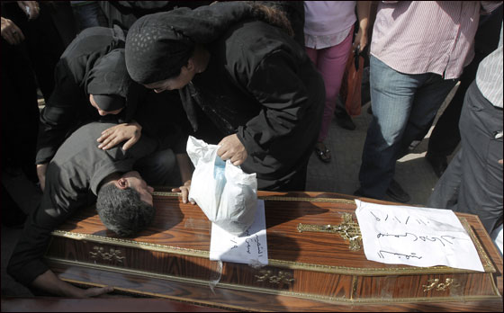 بالصور.. تشييع جثامين  ضحايا أحداث ماسبيرو في القاهرة  صورة رقم 20