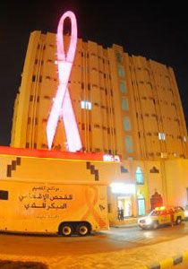 السعودية: أطول شعار لسرطان الثدي يدخل 