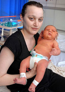 بريطانية تضع مولودا يعادل وزنه وزن مولودين طبيعيين!!  صورة رقم 1