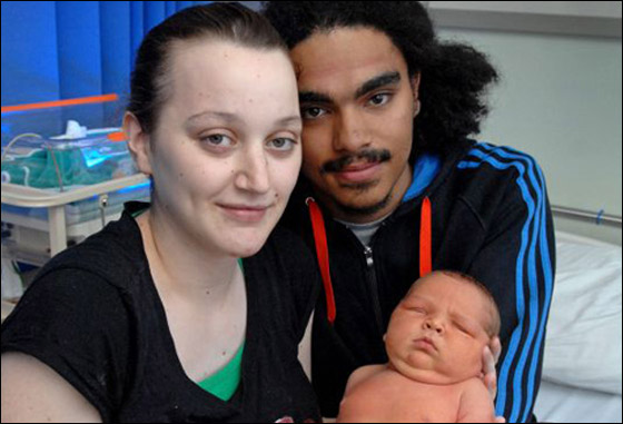 بريطانية تضع مولودا يعادل وزنه وزن مولودين طبيعيين!!  صورة رقم 3