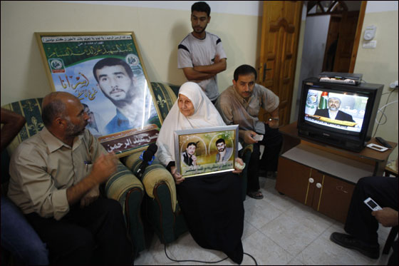 جلعاد شاليط يصل الى القاهرة في انتظار اتمام الصفقة!!  صورة رقم 3