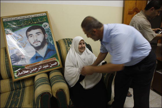 جلعاد شاليط يصل الى القاهرة في انتظار اتمام الصفقة!!  صورة رقم 2