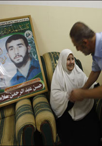 بالصور.. تزيين بيوت الأسرى ورفع صورهم ترحيبا بهم بعد طول غياب! صورة رقم 1 بالصور.. تزيين بيوت الأسرى ورفع صورهم ترحيبا بهم بعد طول غياب! صورة رقم 1