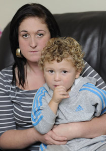 طفل يفقد ذراعه اليسرى عقب دخوله الى الغسالة وهي تعمل!  صورة رقم 1