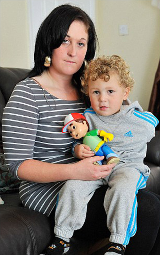 طفل يفقد ذراعه اليسرى عقب دخوله الى الغسالة وهي تعمل!  صورة رقم 3