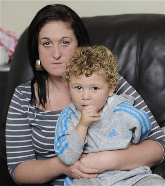 طفل يفقد ذراعه اليسرى عقب دخوله الى الغسالة وهي تعمل!  صورة رقم 2