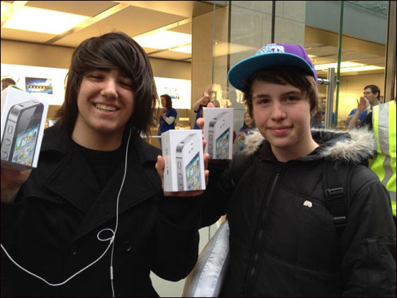 انتظر 80 ساعة ليكون اول من يشتري جهاز 