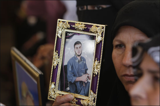 اسرائيل تحتجز 5800 اسير بينهم نساء وقاصرين! صورة رقم 2 اسرائيل تحتجز 5800 اسير بينهم نساء وقاصرين! صورة رقم 2