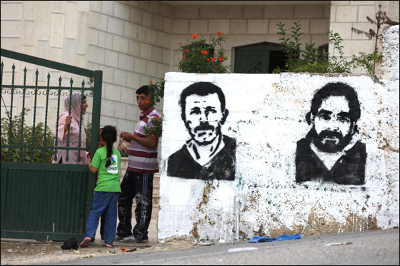 اسرائيل تحتجز 5800 اسير بينهم نساء وقاصرين! صورة رقم 4 اسرائيل تحتجز 5800 اسير بينهم نساء وقاصرين! صورة رقم 4