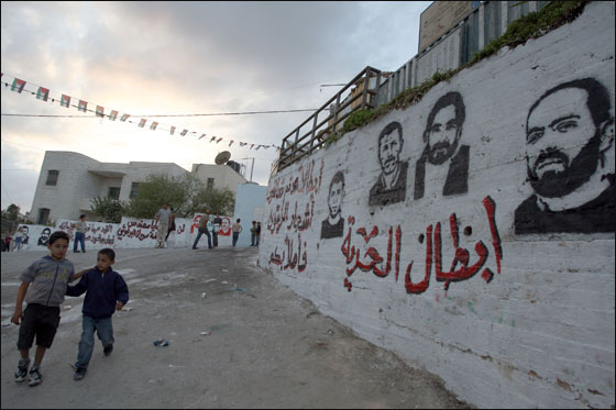 اسرائيل تحتجز 5800 اسير بينهم نساء وقاصرين! صورة رقم 7 اسرائيل تحتجز 5800 اسير بينهم نساء وقاصرين! صورة رقم 7