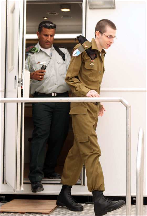 نتنياهو يعانق شاليط ويسلمه لوالديه نتنياهو يعانق شاليط ويسلمه لوالديه