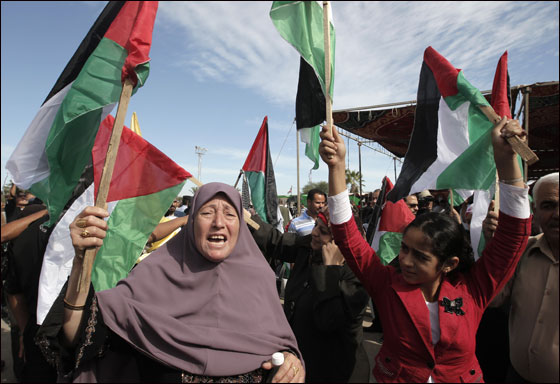 نتنياهو يعانق شاليط ويسلمه لوالديه نتنياهو يعانق شاليط ويسلمه لوالديه