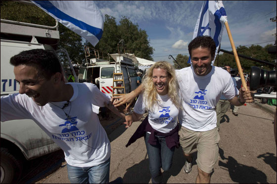 نتنياهو يعانق شاليط ويسلمه لوالديه نتنياهو يعانق شاليط ويسلمه لوالديه