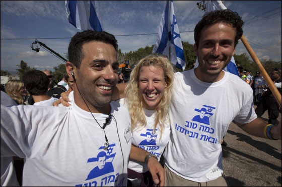 نتنياهو يعانق شاليط ويسلمه لوالديه نتنياهو يعانق شاليط ويسلمه لوالديه