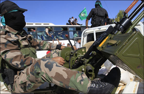 نتنياهو يعانق شاليط ويسلمه لوالديه نتنياهو يعانق شاليط ويسلمه لوالديه