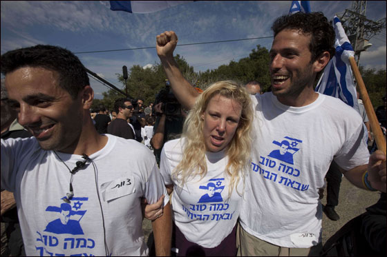 نتنياهو يعانق شاليط ويسلمه لوالديه نتنياهو يعانق شاليط ويسلمه لوالديه