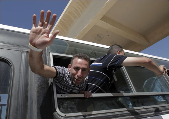 نتنياهو يعانق شاليط ويسلمه لوالديه نتنياهو يعانق شاليط ويسلمه لوالديه