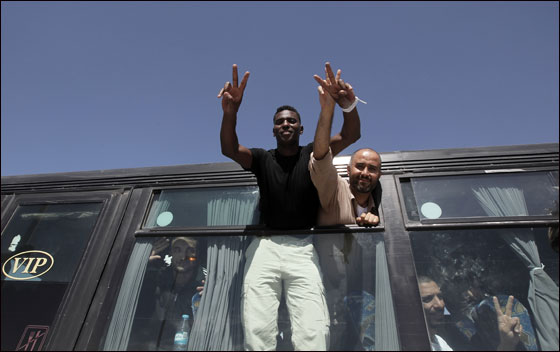 نتنياهو يعانق شاليط ويسلمه لوالديه نتنياهو يعانق شاليط ويسلمه لوالديه