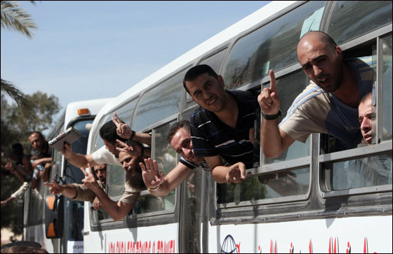 نتنياهو يعانق شاليط ويسلمه لوالديه نتنياهو يعانق شاليط ويسلمه لوالديه